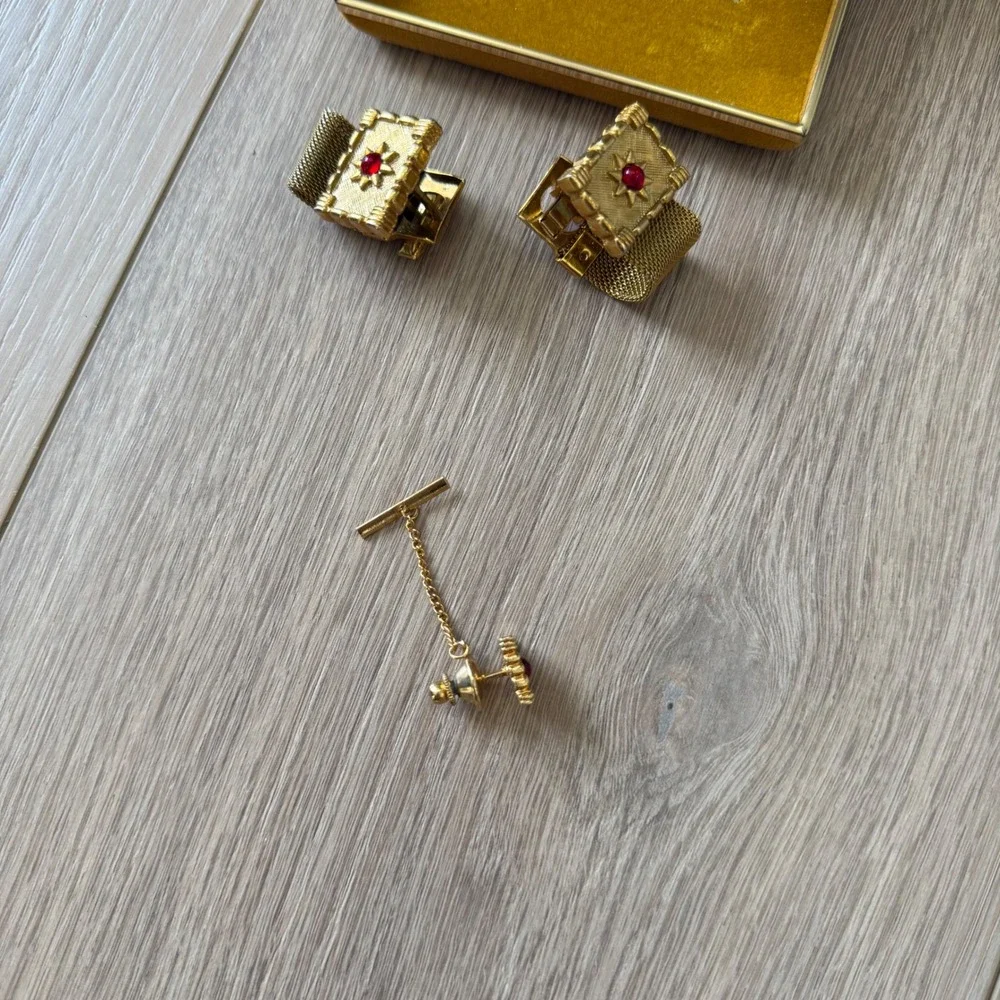 Vintage Tally Ho Gold Tone Mesh Wrap Cufflinks and Tie‎ Tack Set Red Cabochon